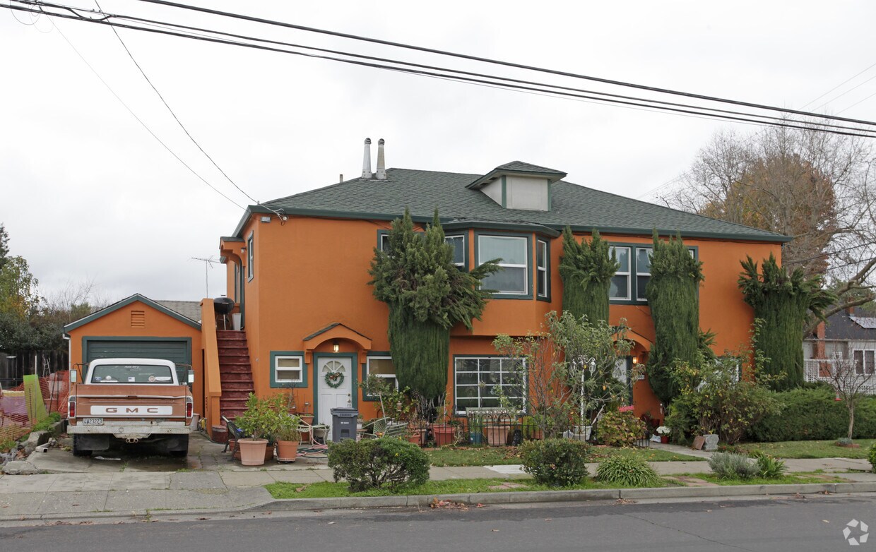 Building Photo - 300 Fair St