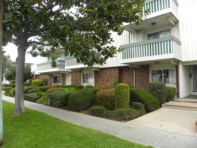 LARGE QUIET APARTMENT - 21022 Anza Ave