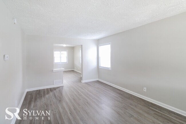 Building Photo - Feel welcome in this charming brick townhome