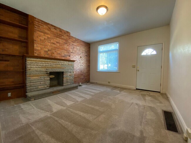 Foto del edificio - Spacious Two Bedroom Townhouse in Squirrel Hill! Fully Equipped Kitchen & W/D Included! Call Today