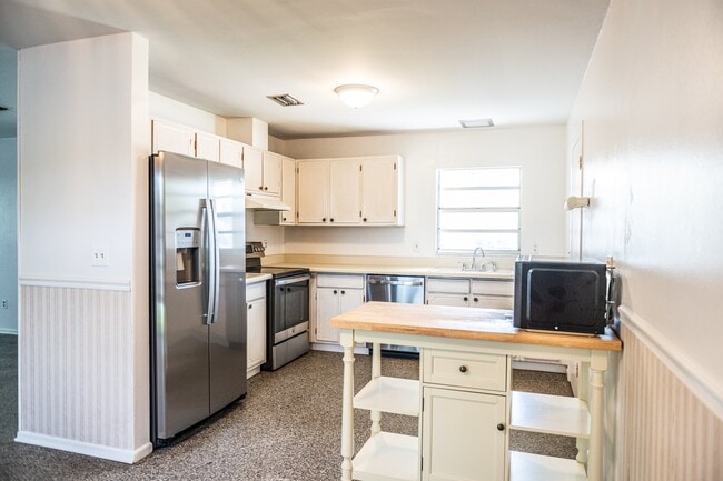 Building Photo - 912 Plato Ave