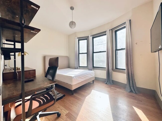 Building Photo - Furnished room/NOT APARTMENT