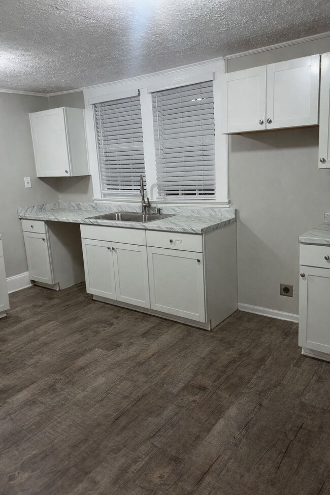 Building Photo - 554 Lynmore Ave