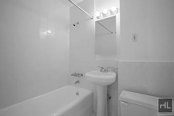 Building Photo - W 72nd St
