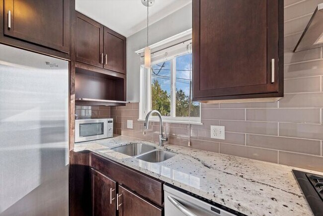 Foto del edificio - 2-Bedroom Denver Apartment | In-Unit Laundry + Modern Kitchen