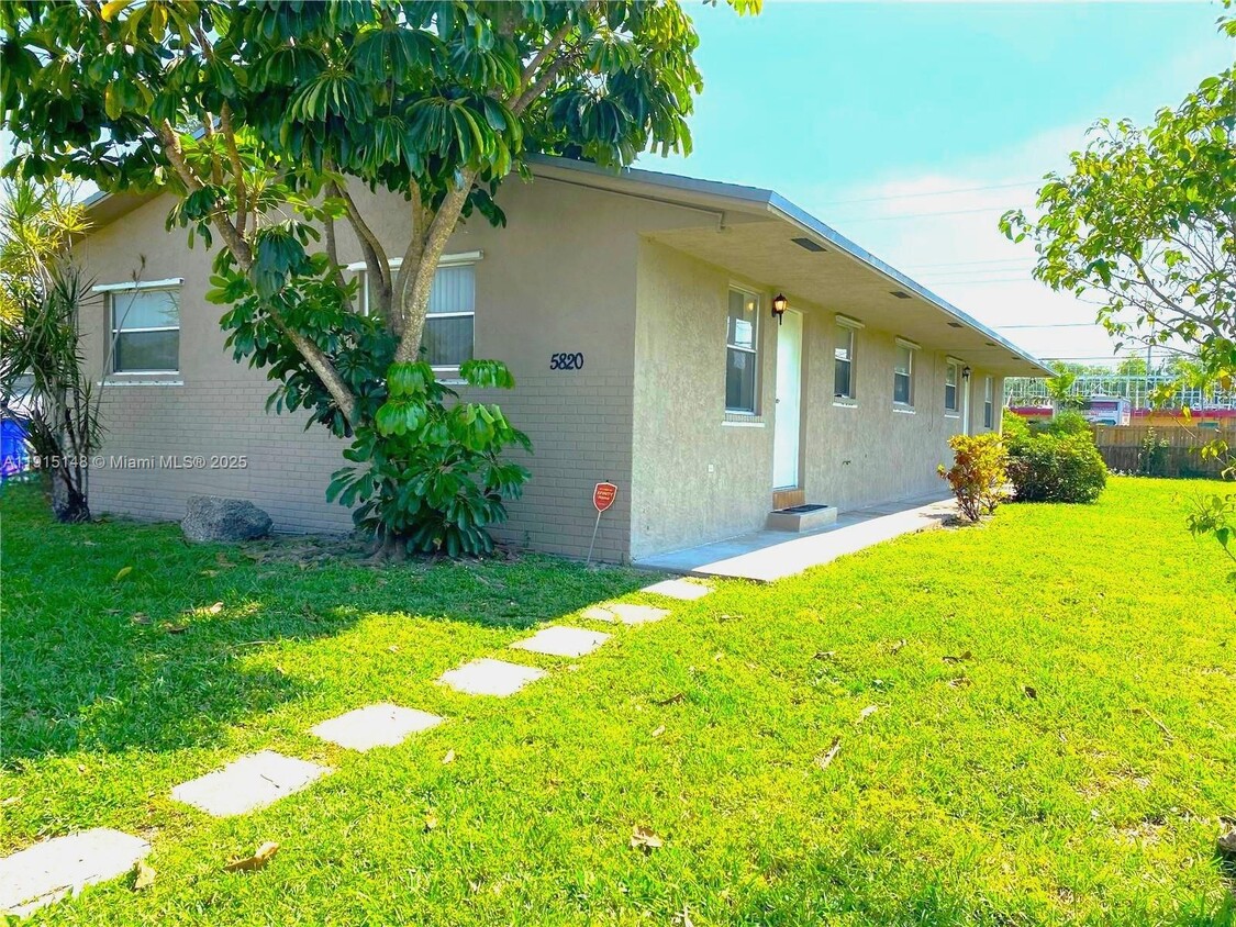 Foto principal - 5820 SW 27th St