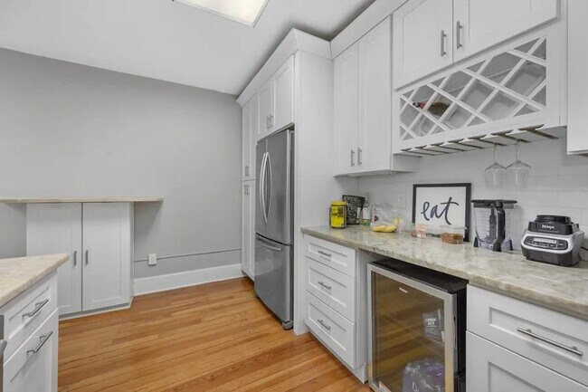 Building Photo - 2071 Lawrence Ave