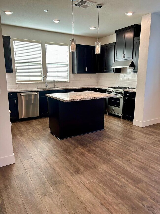 Foto del edificio - Centrally Located Santa Clara Townhouse