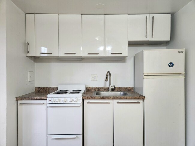 Building Photo - Beautiful 1bed in Gold Coast - TOP FLOOR -...