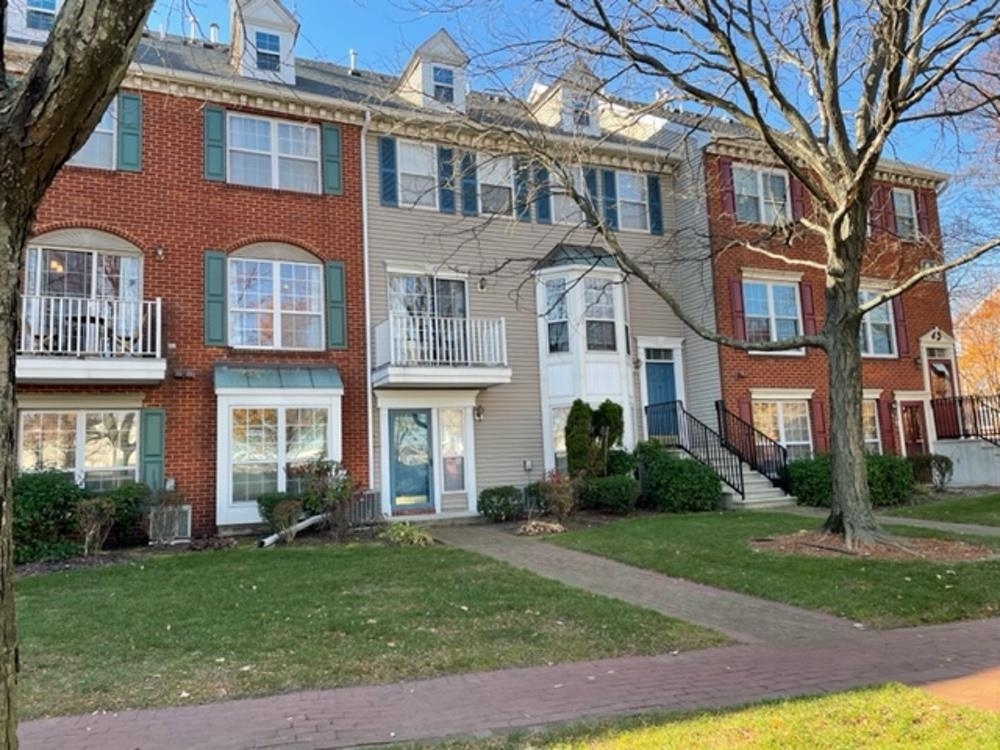Primary Photo - 8 Society Hill Dr N