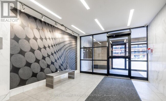 Photo du bâtiment - 573 N Service Rd