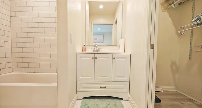 Building Photo - Discover this stunning 1-bedroom, 1-bath e...