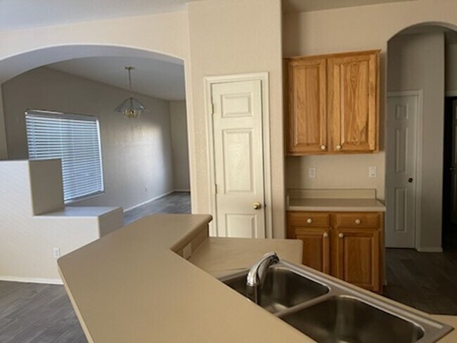 Building Photo - 4 bedroom 2 bath in Goodyear