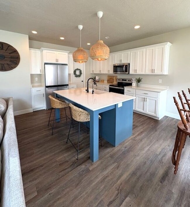 Building Photo - 4 Bedroom / 3 Bath Home in Eagle Mountain!