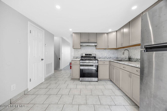 Building Photo - 35 Beachway Ave