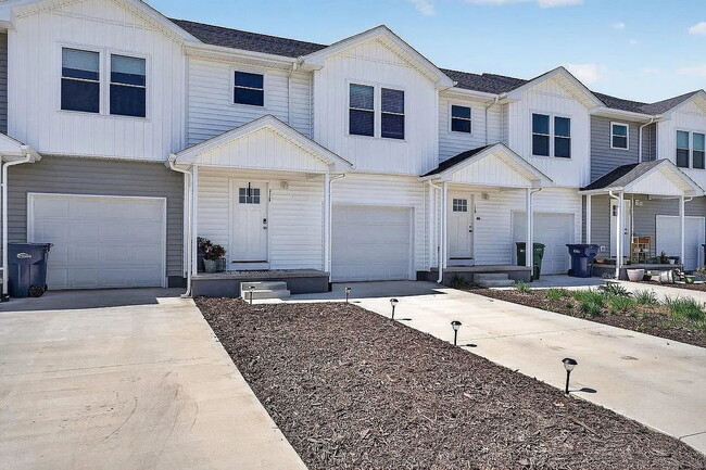 Like-New 2024 Townhome with Mountain Views, Garage & Backyard - Like-New 2024 Townhome with Mountain Views, Garage & Backyard