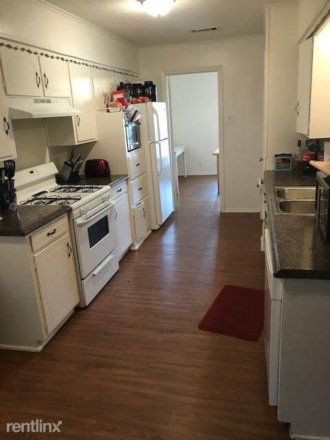 Building Photo - 2100 Redwood Pl