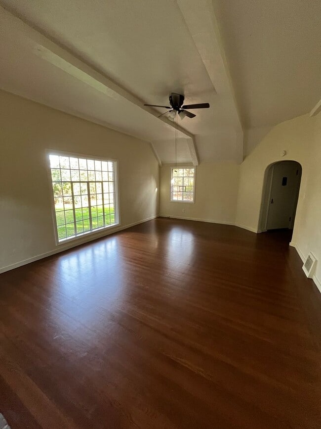 Foto del edificio - Charming 3 Bedroom 1.5 Bath Rural Tudor Revival Home