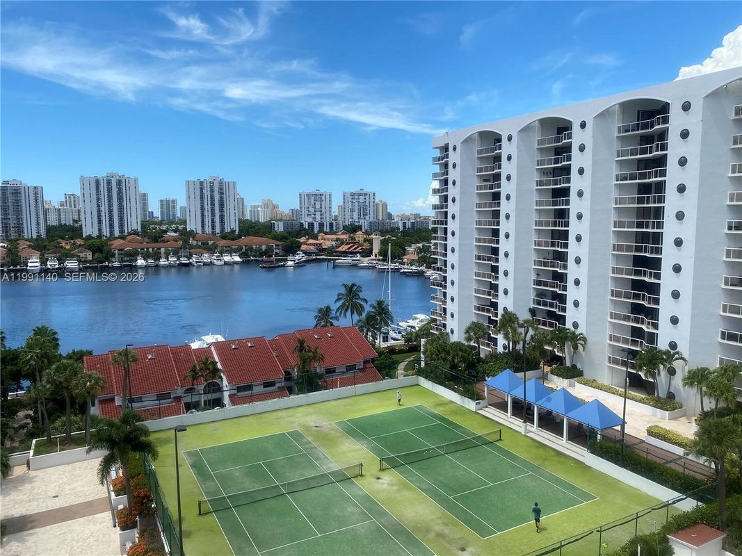 Foto del edificio - 3640 Yacht Club Dr