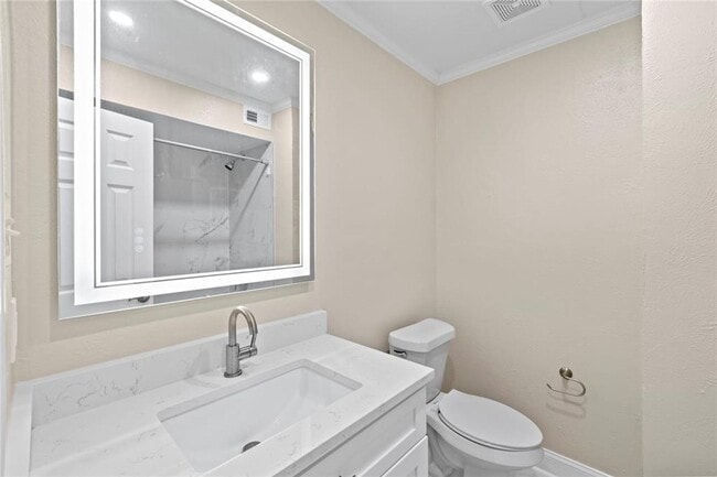 Building Photo - Completely renovated half duplex located n...