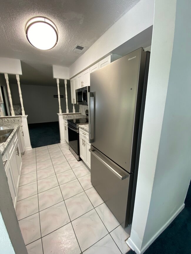 Kitchen Right - 17 Blyth Pl