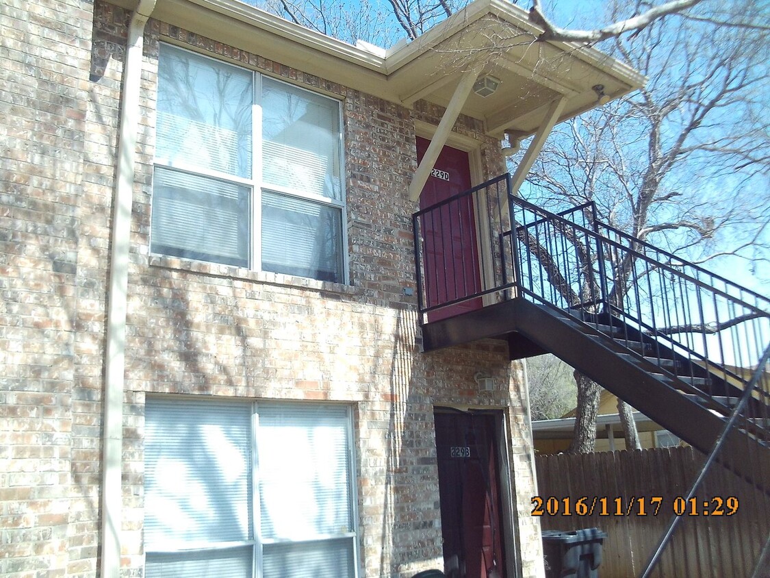 Primary Photo - 225 Kerby Street Apt D, Arlington, TX 76013