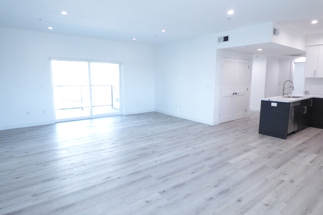 Building Photo - 947 Wilcox Ave