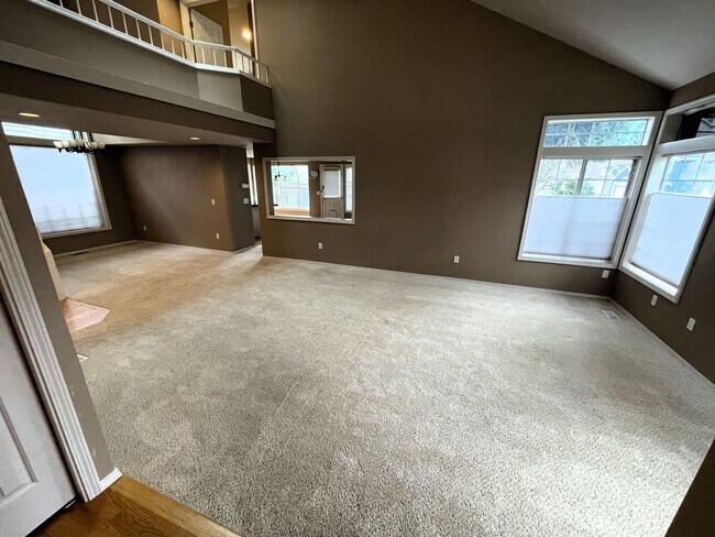 Building Photo - Welcome Home: Elegant Living in a Sunlit S...
