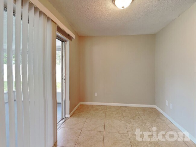 Building Photo - 1002 Saxon Ct