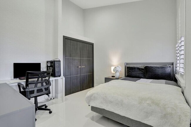 Building Photo - 6584 Villa Sonrisa Dr