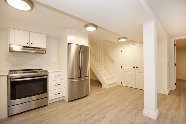 Building Photo - Bright & Inviting Modern Apartment (2 Bed,...