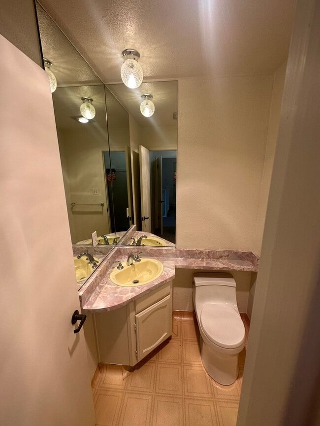 Building Photo - Beautiful 2 Br / 1.5 Ba with Cathedral Cei...