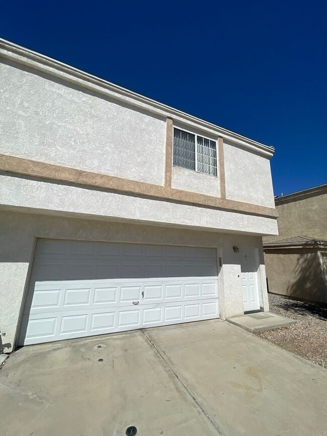 Building Photo - 331 Phyllis Dr