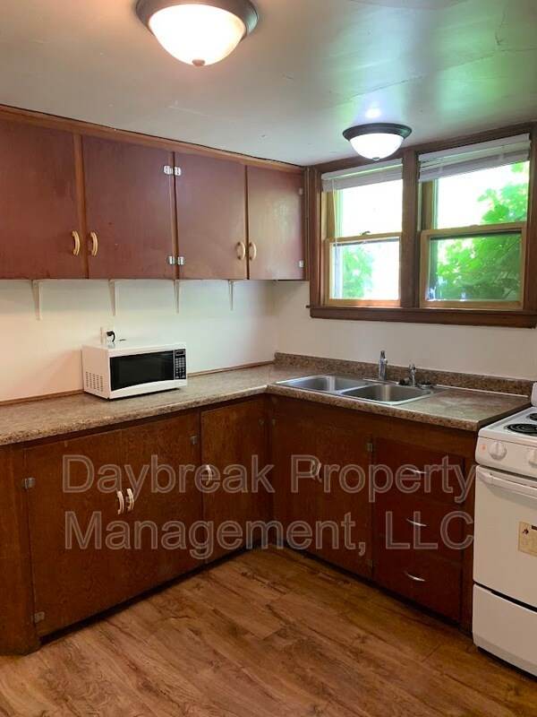 Building Photo - 709 4th St S