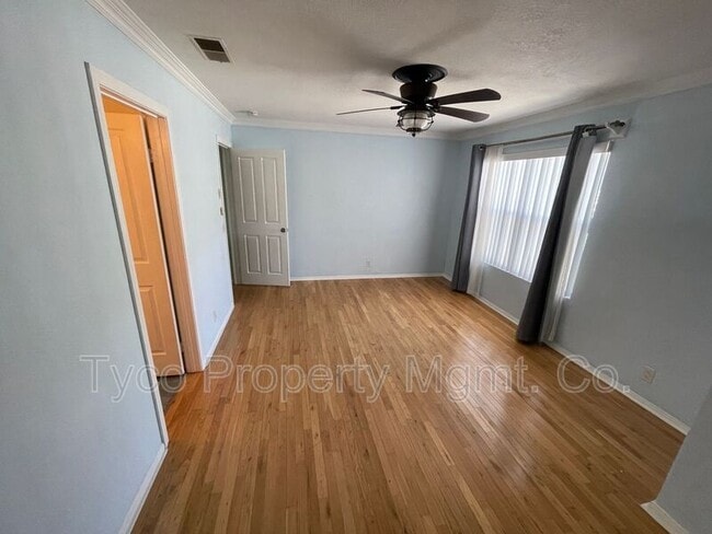 Building Photo - 211 Dahlia Ave