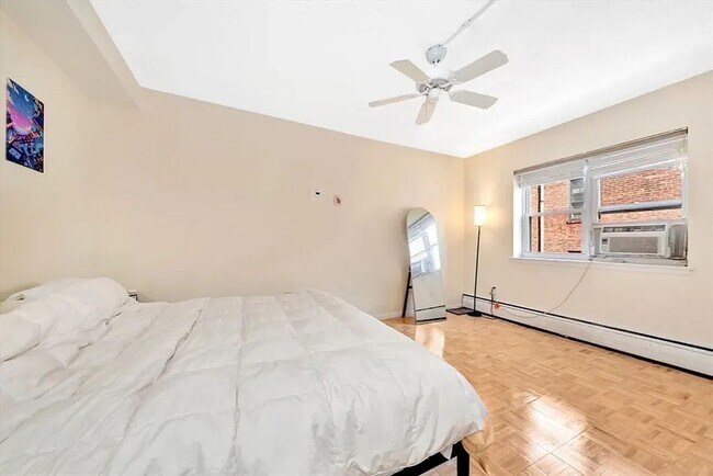 Foto del edificio - Sunny Coolidge Corner 1bed Avail JULY 1 ri...