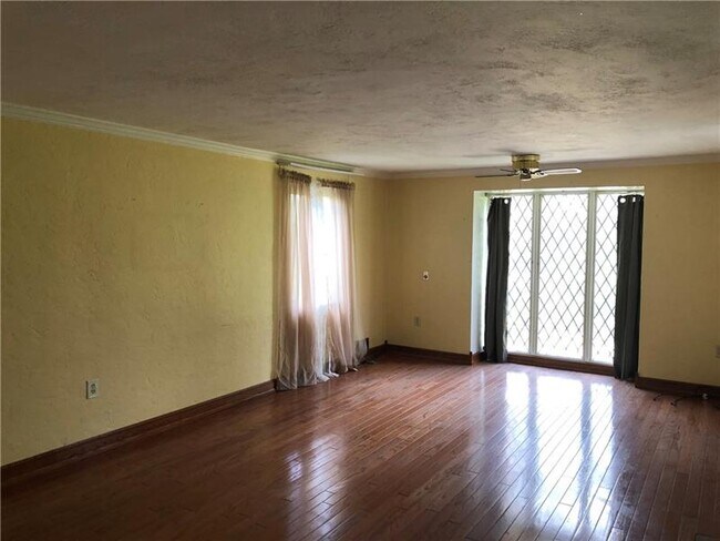 Foto del edificio - 68 Country Club Dr