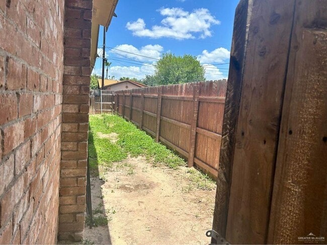 Foto del edificio - 2432 W Iris Ave
