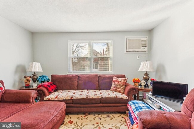 Building Photo - 657 Childs Ave