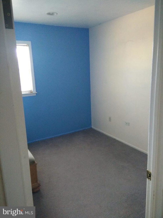 Building Photo - 15 Meadow Ln
