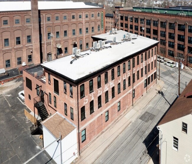 Foto del edificio - 548 Roosevelt Ave