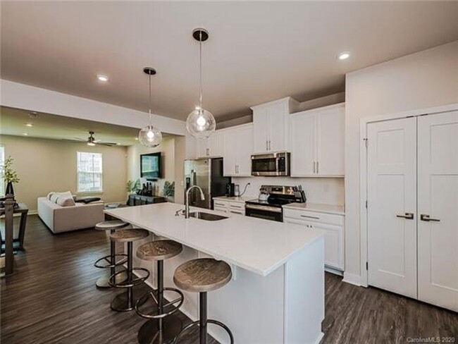 Building Photo - 3 BR / 2.5 BA Stunning Townhome for Rent i...