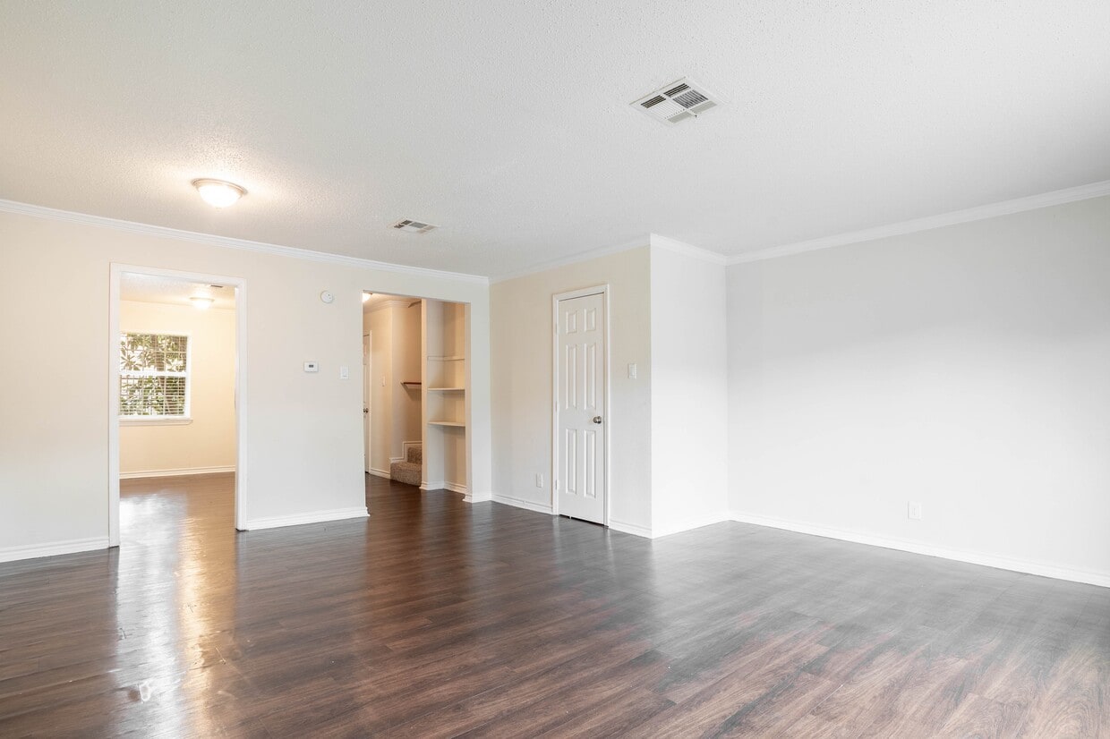 Building Photo - 1960 Camelot St