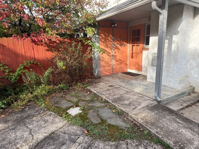 Building Photo - Two Bedroom Duplex Located Just Blocks from Downtown - No Students Permitted