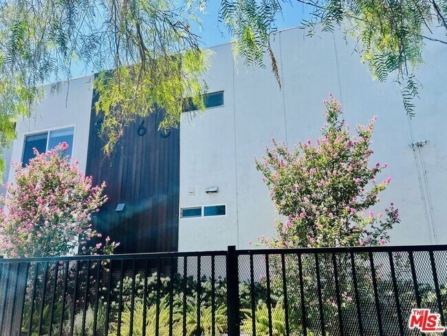 Foto del edificio - 5263 Riverton Ave
