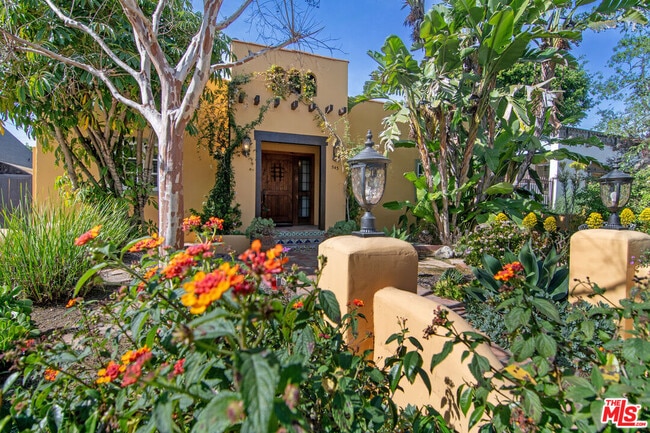 Building Photo - 543 N Las Palmas Ave