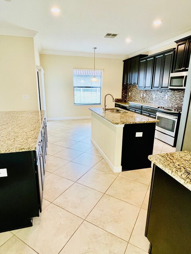 Foto del edificio - 5 bedroom house waiting for you