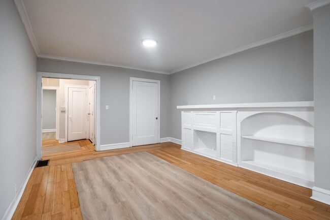 Building Photo - 6304 N Oakley Ave