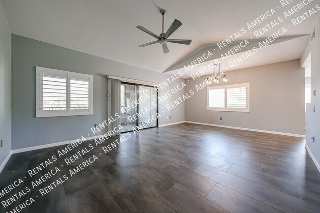 Foto del edificio - 9555 E Raintree Dr