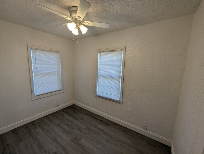 Building Photo - Quiet 3 bedroom